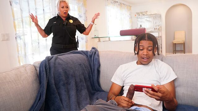 Oral action with sexy Lieutenant Bella Lexi