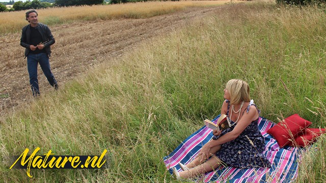 Kissing movie with hot Milf Amy