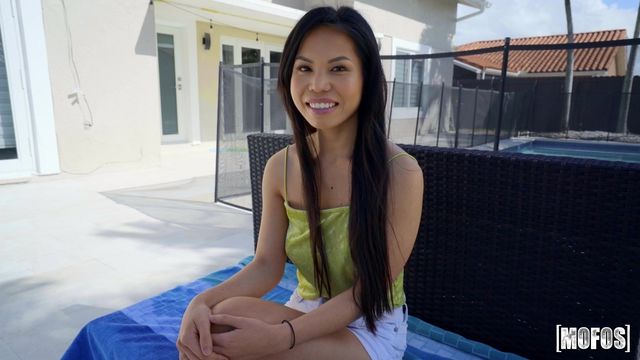 Kissing smut with seductive Evie Ling