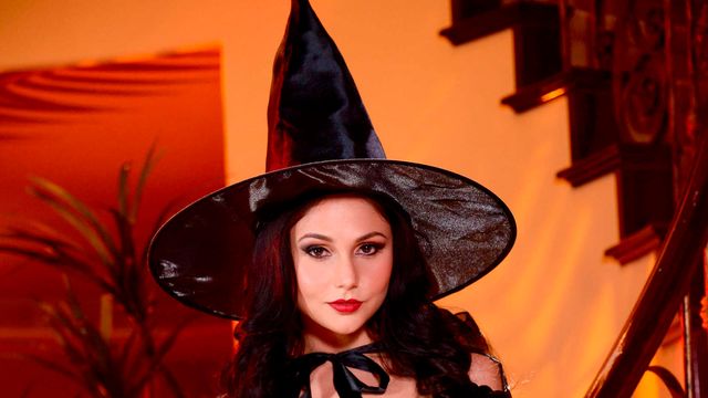 Reverse Cowgirl porn with sexy Ariana Marie