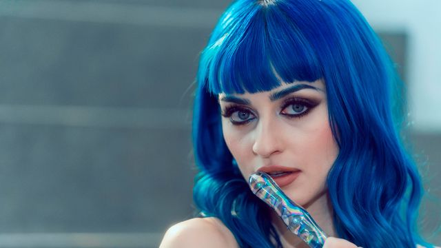 Medium Size Tits porn with tempting Jewelz Blu