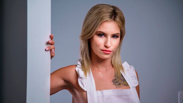 Blonde screw with sexy Kiara Cole