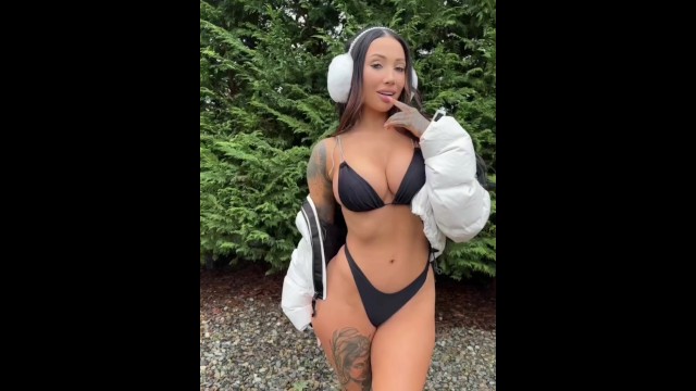 Big Tits porn with seductive Willlow Harper