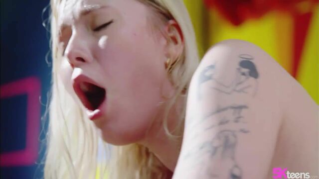 Skinny smut with seductive Mimi Cica