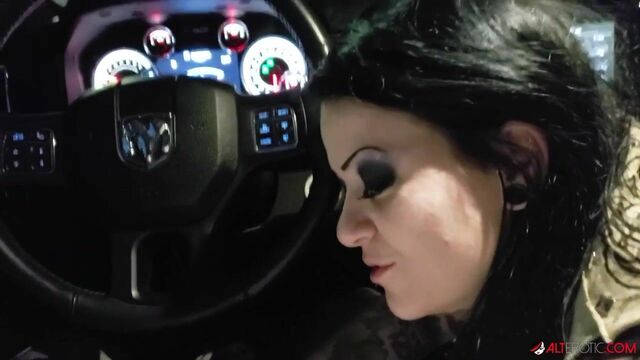 Outdoor smut with seductive Mallory Maneater