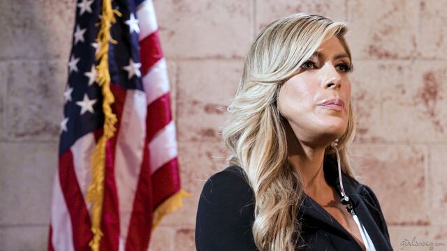 Stripping film with passionate Ellie Lilly and Jamie Michelle