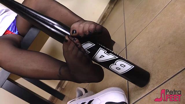 Italian Brunette smut with pretty Harley Quinn