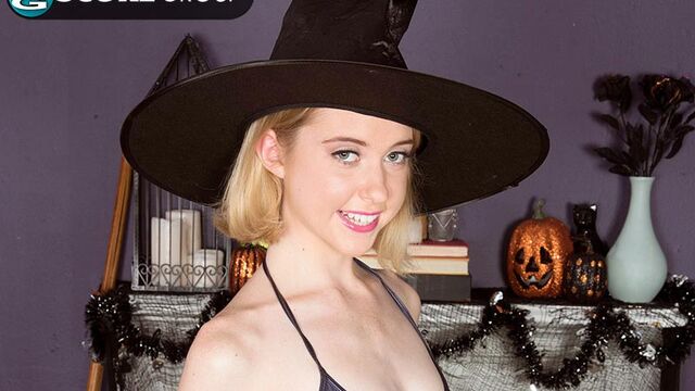 Posing action with sexy Chloe Cherry