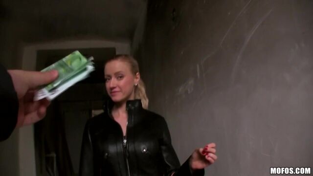 Skinny screw with sexy Vicktoria Redd