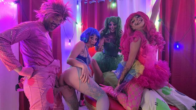 Party smut with seductive April Paisley, EMOJIZZ, Lily Kink, Onlyowain and Yourfavecumslut